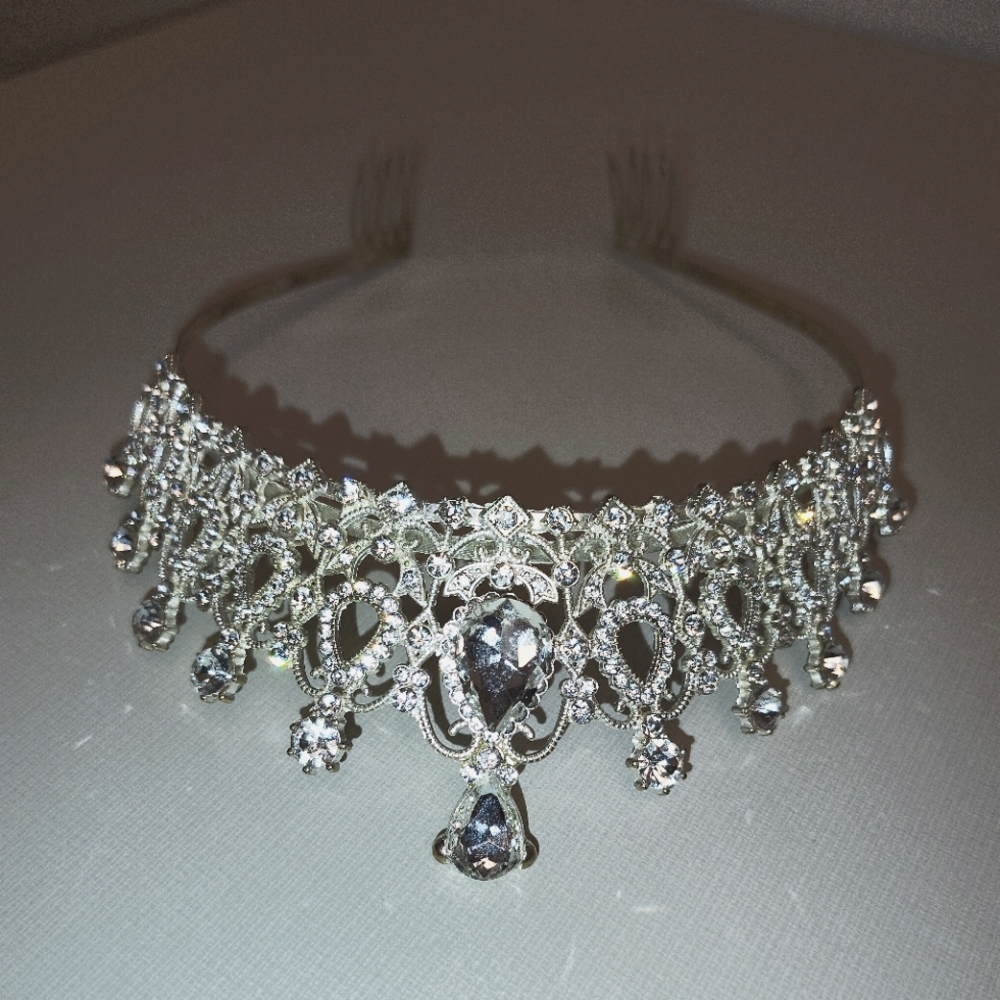 Dazzling Silver Tiara with Gemstone Details